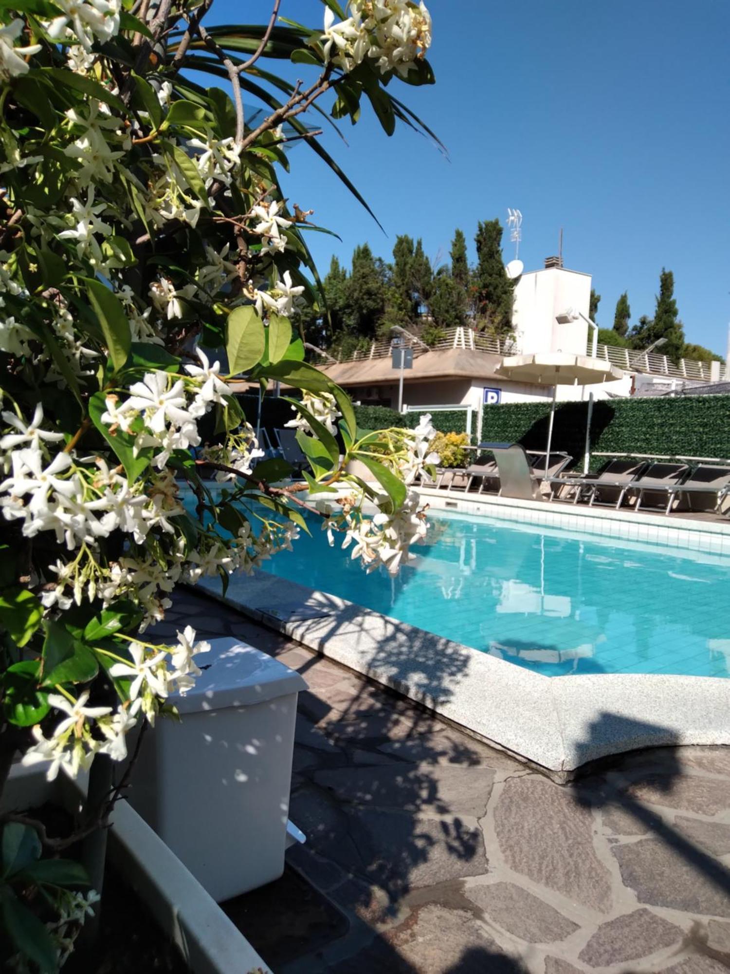 Hotel Poker Riccione Exteriör bild